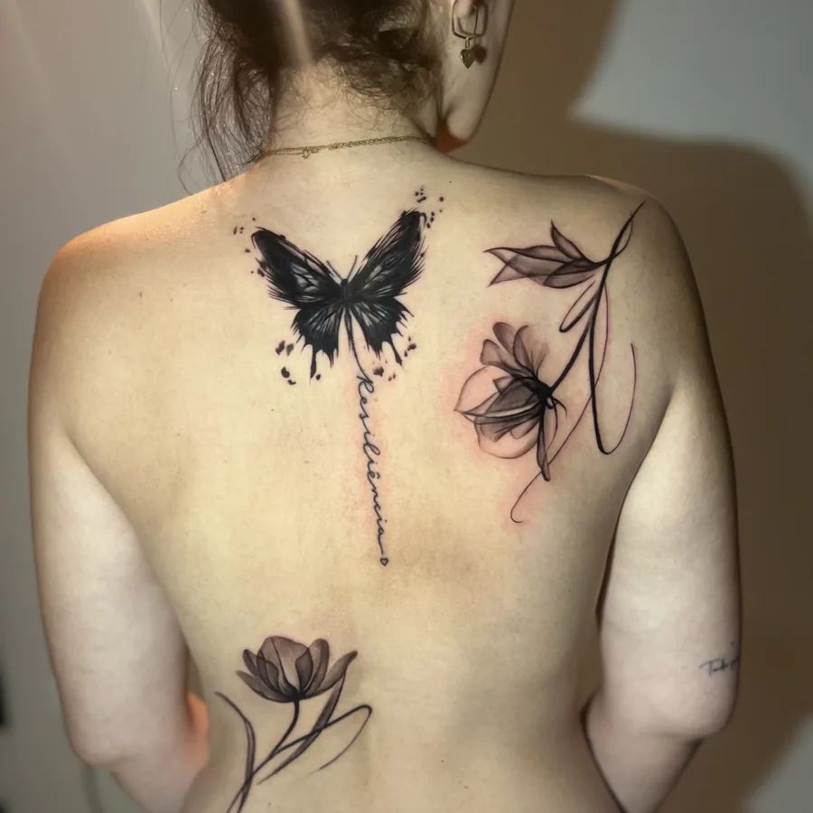 As mesmas costas depois: borboleta em aquarela preta, flores em raio-x e a palavra Resiliência